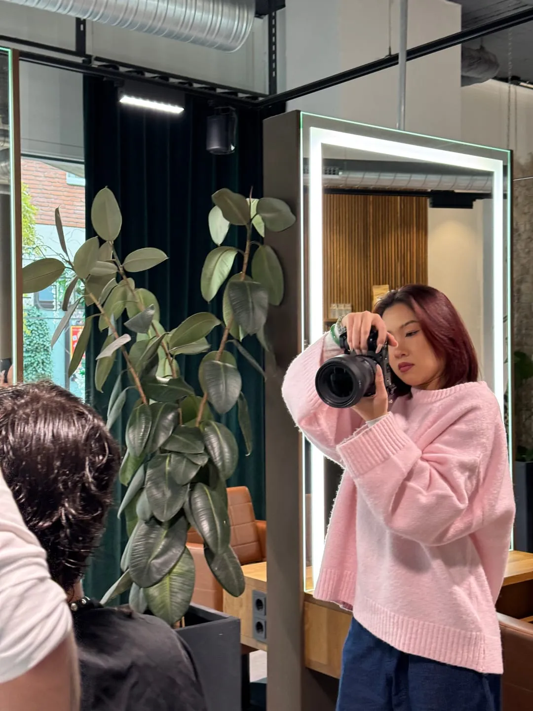 Laura beim Fotoshooting mit der Kamera