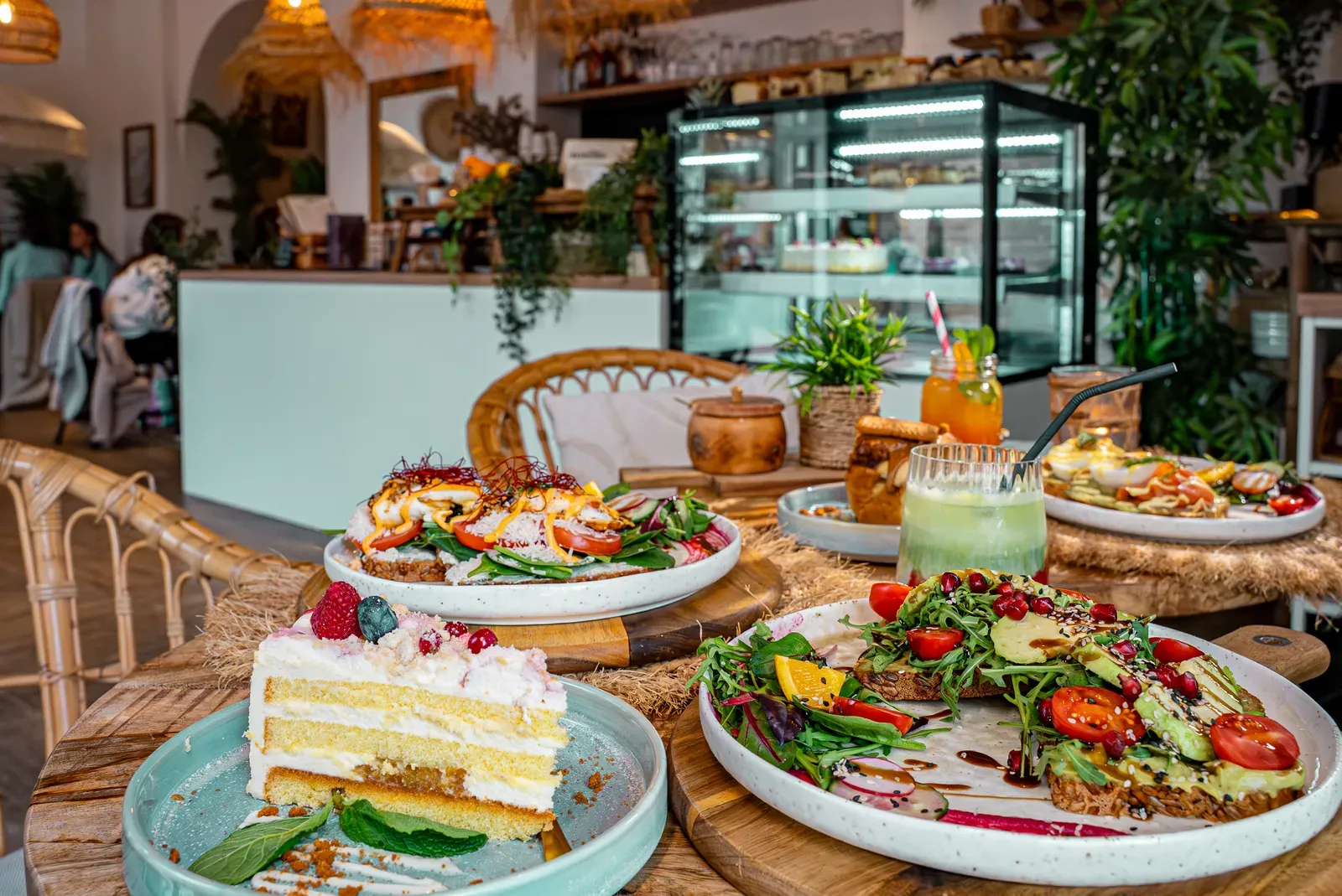 Gedeckter Tisch mit Speisen in einem Café