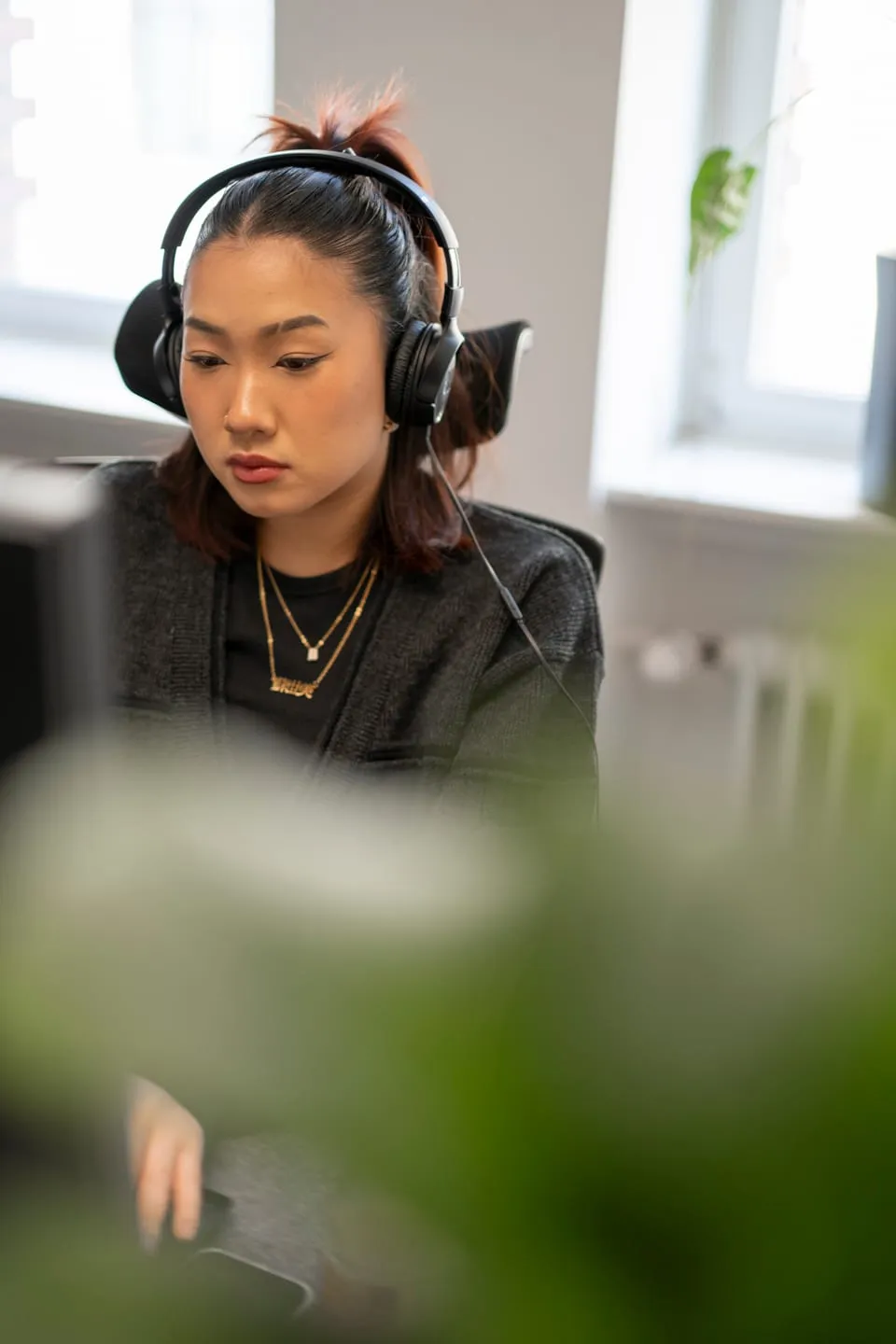 Laura mit Kopfhörern bei der Arbeit