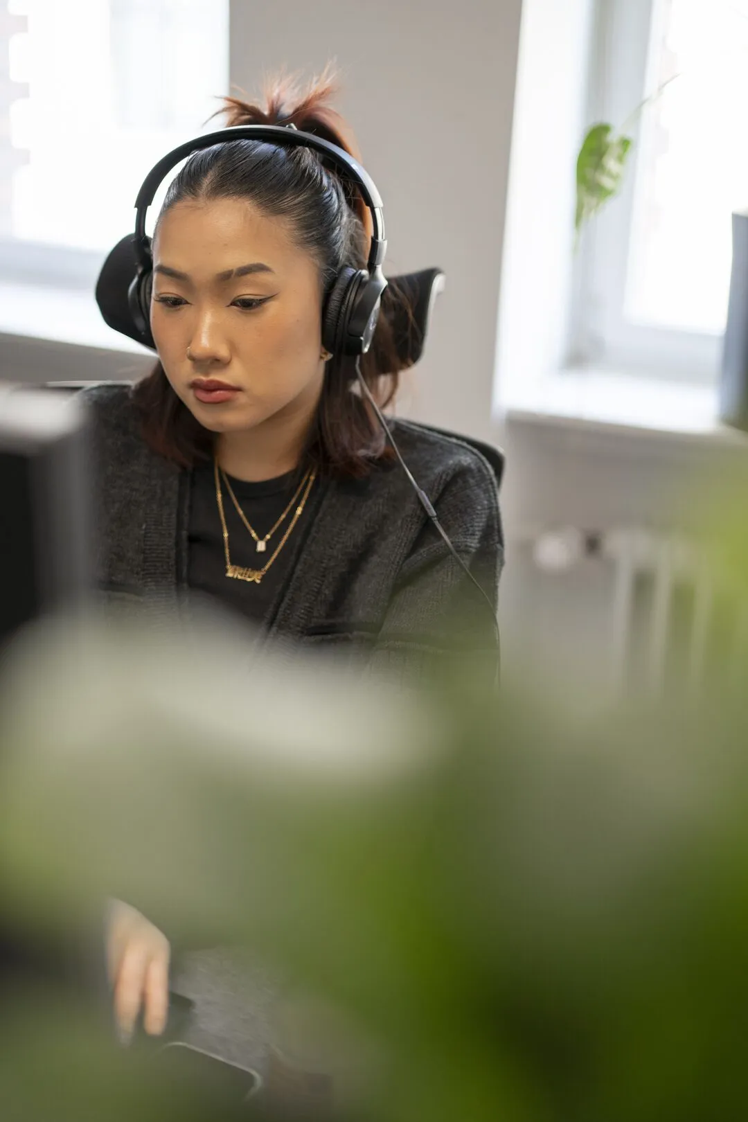 Mitarbeiterin von That’s it. Marketing mit Kopfhörern am Arbeitsplatz