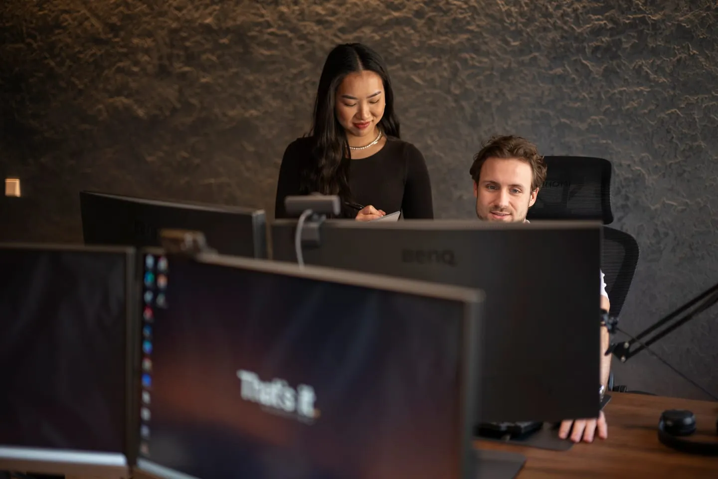 Tim und Lina in einer Besprechung an den Bildschirmen