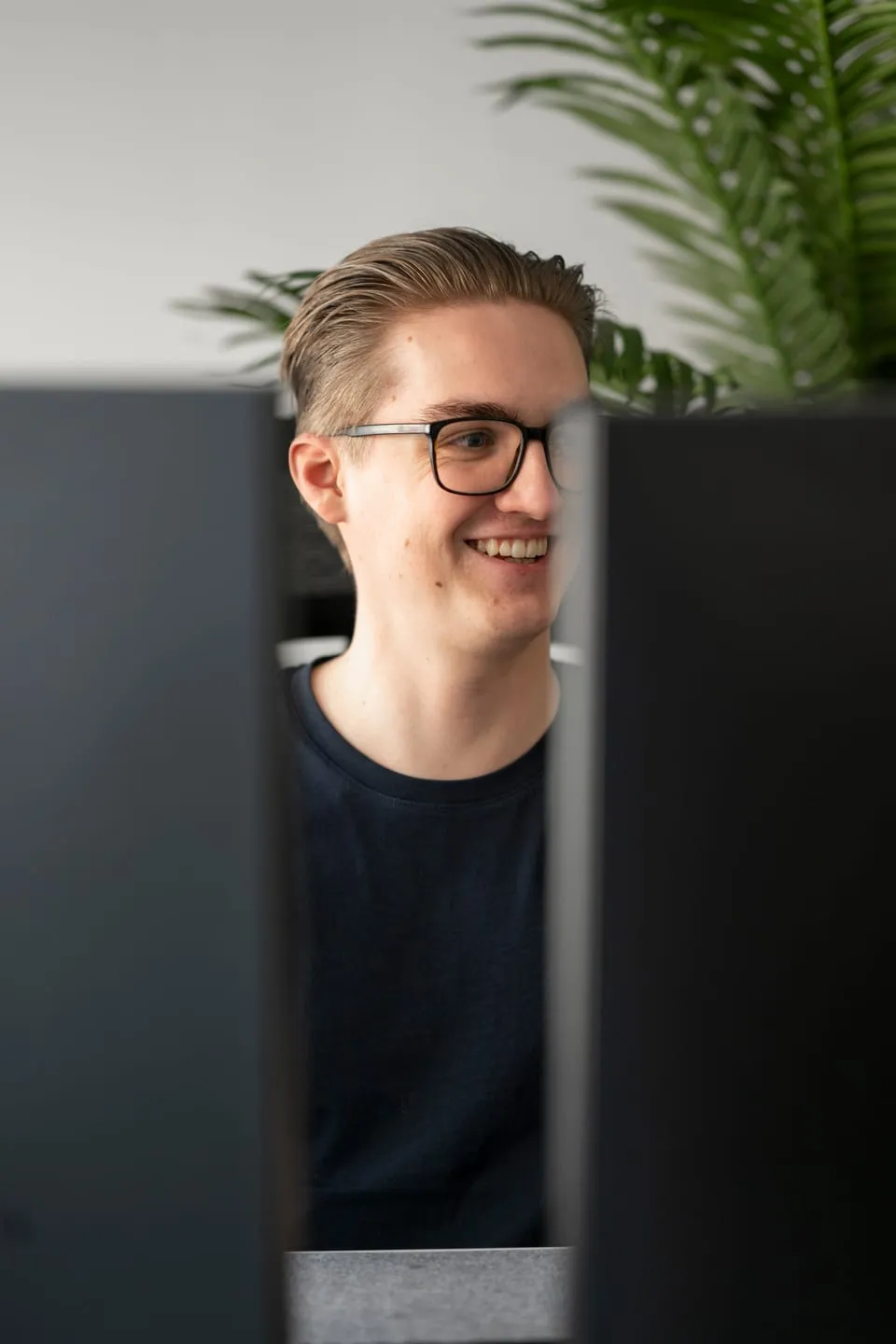 Mike am Arbeitsplatz hinter seinem Bildschirm