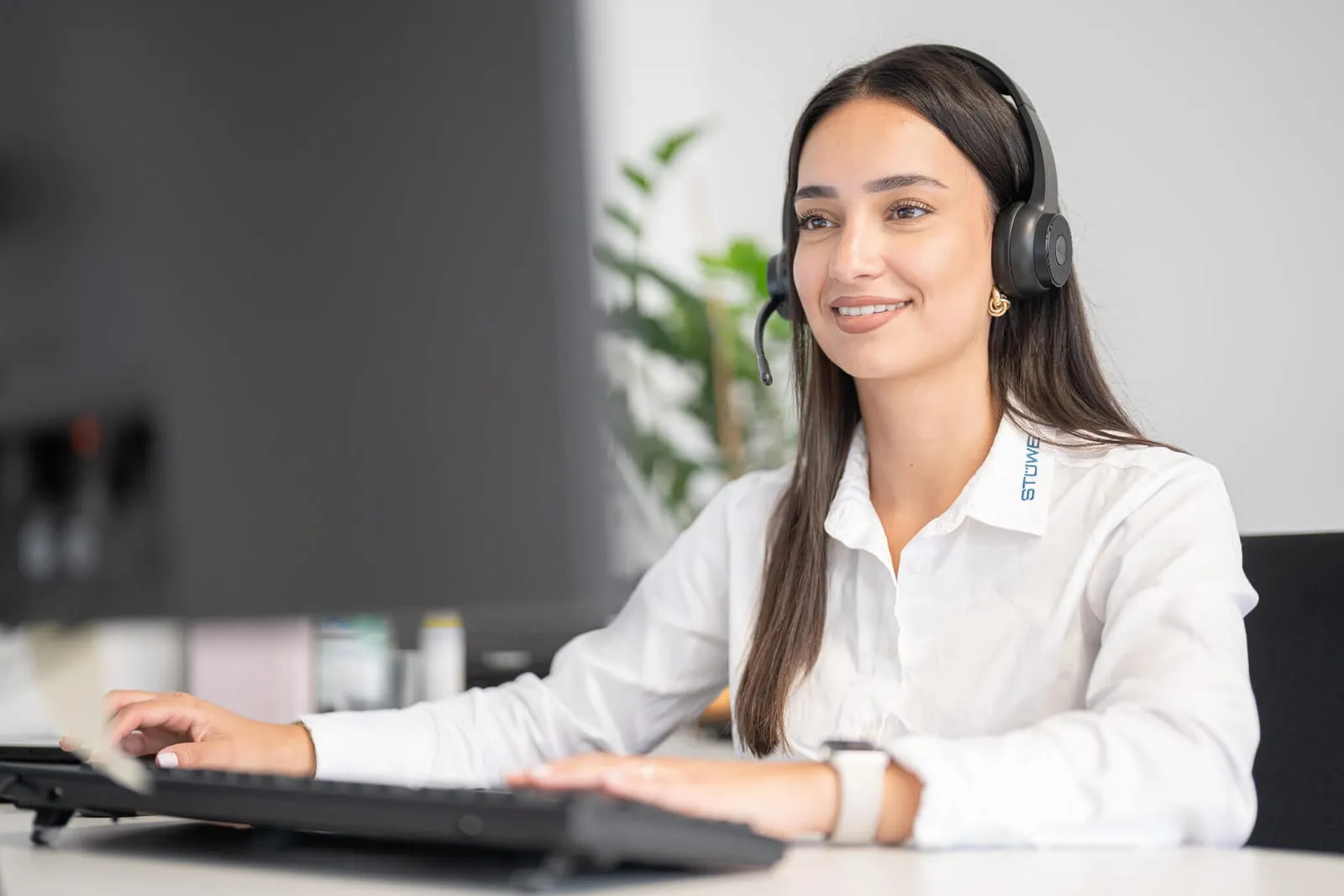 Mitarbeiterin mit Headset im Büro