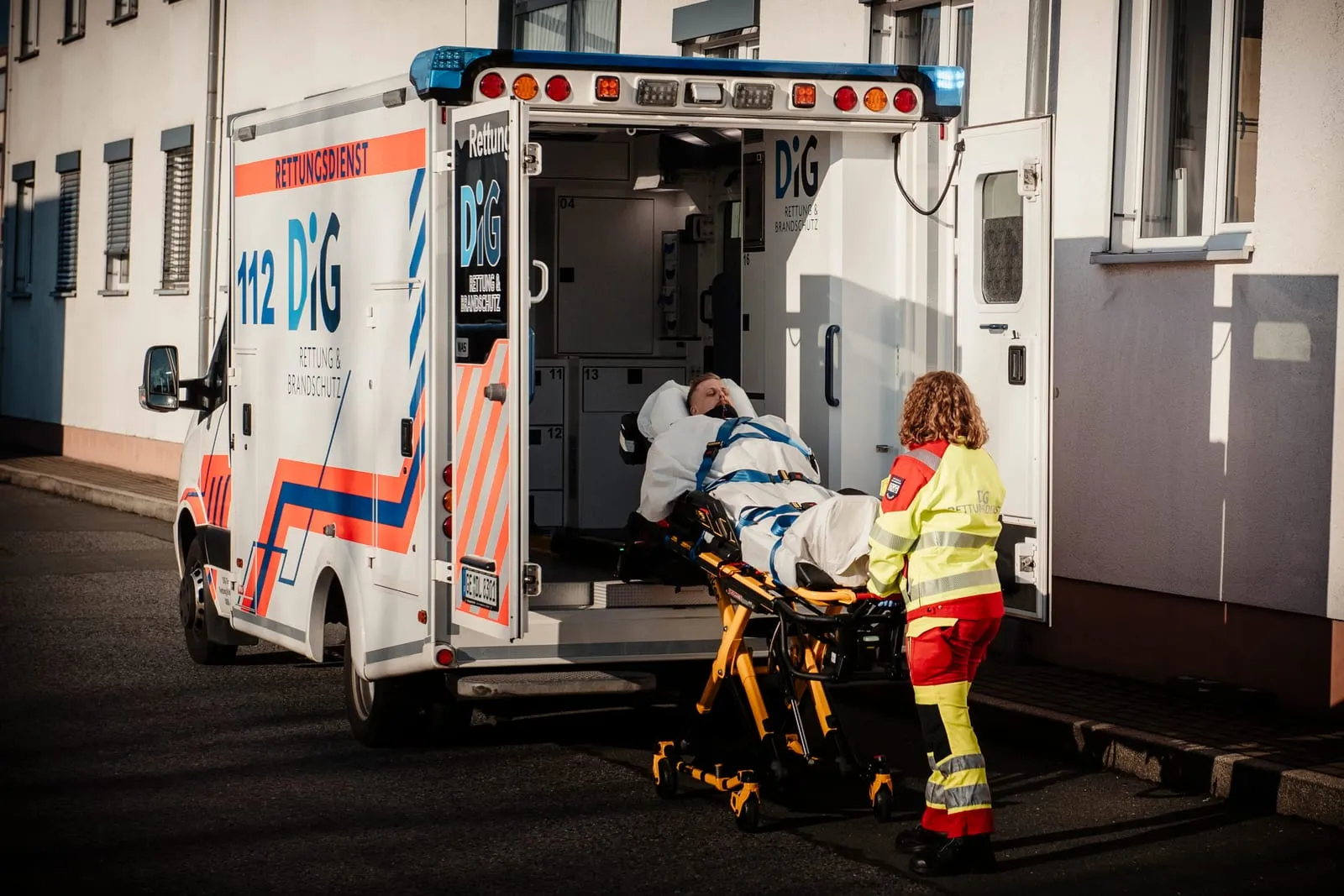 Rettungsdienst von DiG am Rettungswagen