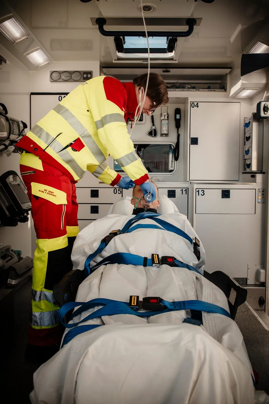 Notfallsanitäter von DiG im Rettungswagen bei der Versorgung