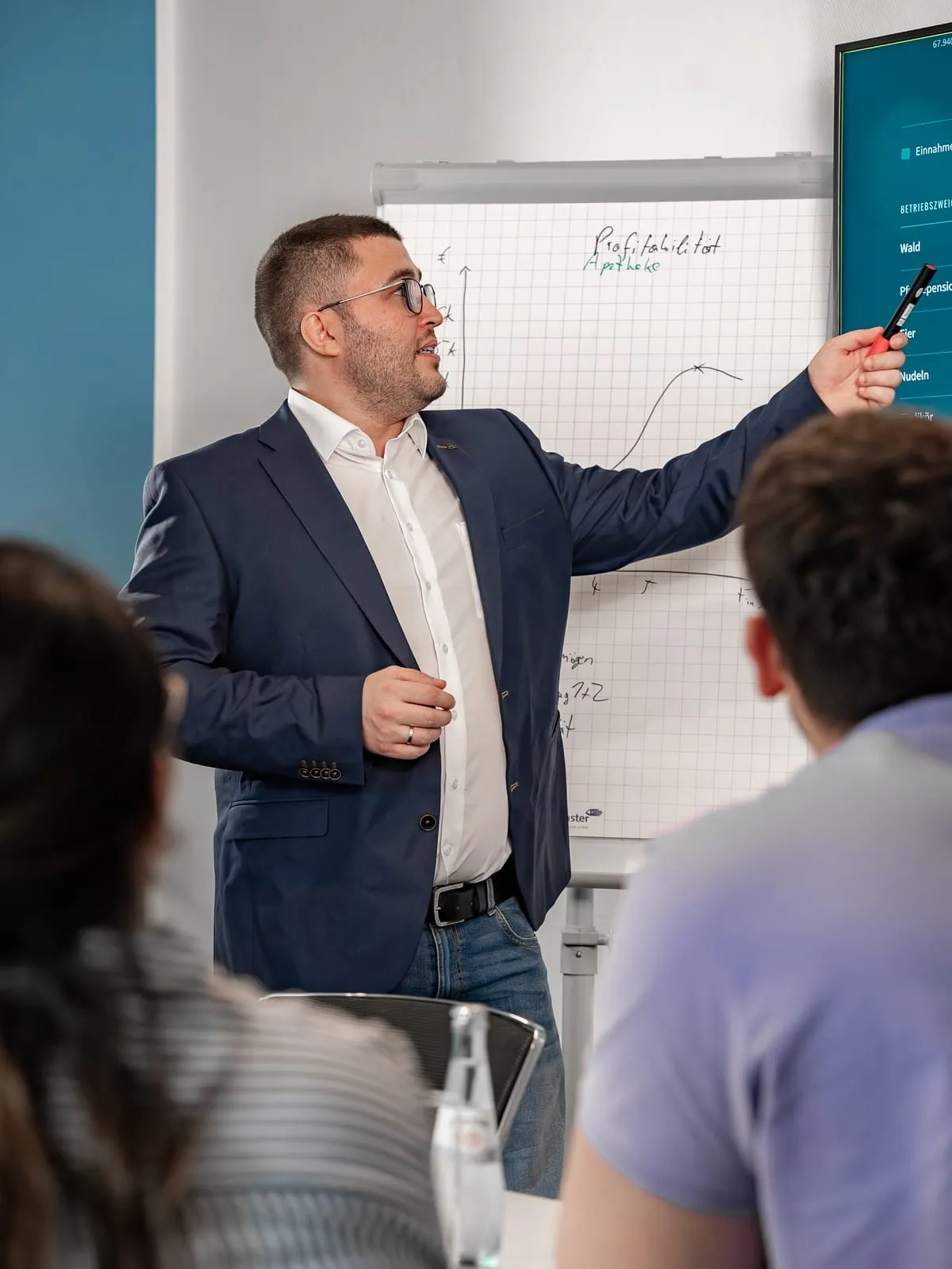 Berater erklärt eine Kennzahl am Flipchart