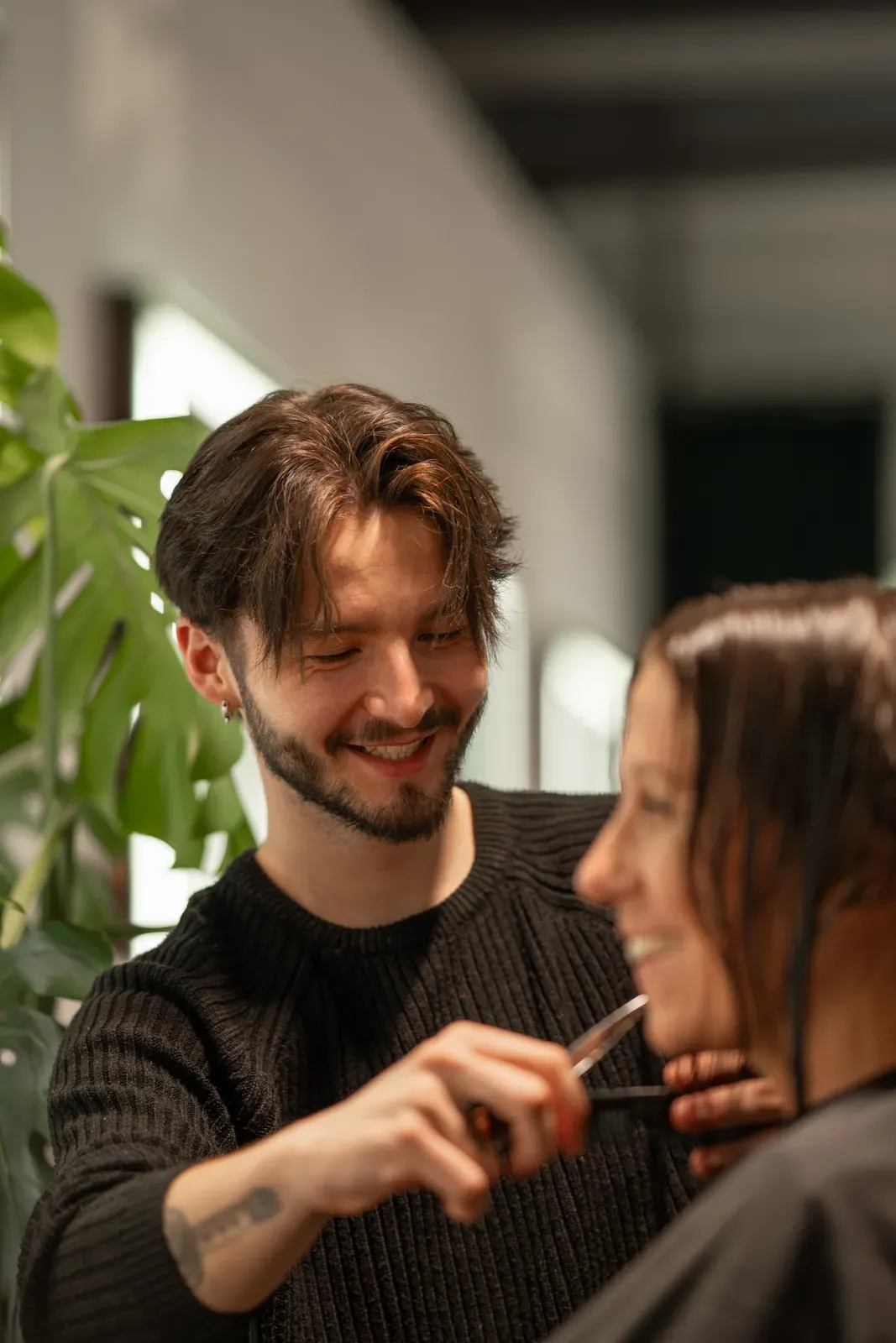 Friseur bei der Arbeit mit einer Kundin