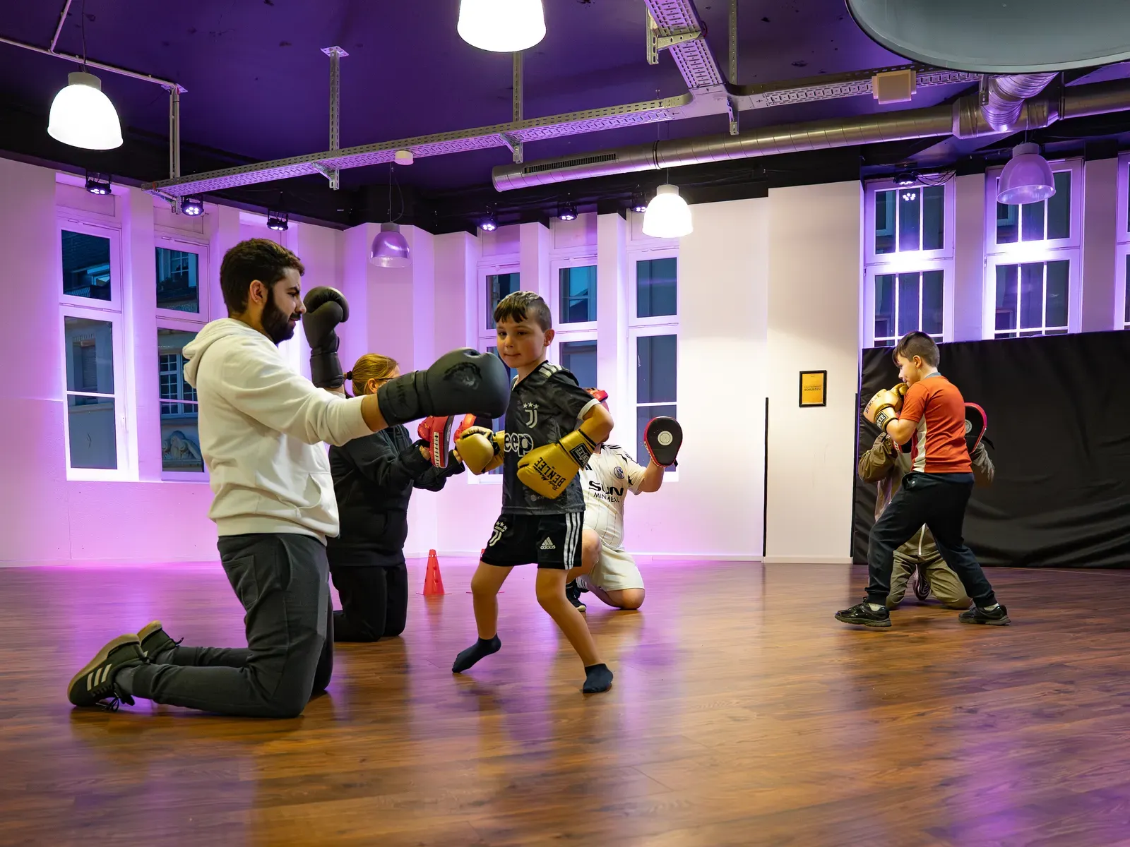 Boxtraining mit Kindern im Kampfsportstudio