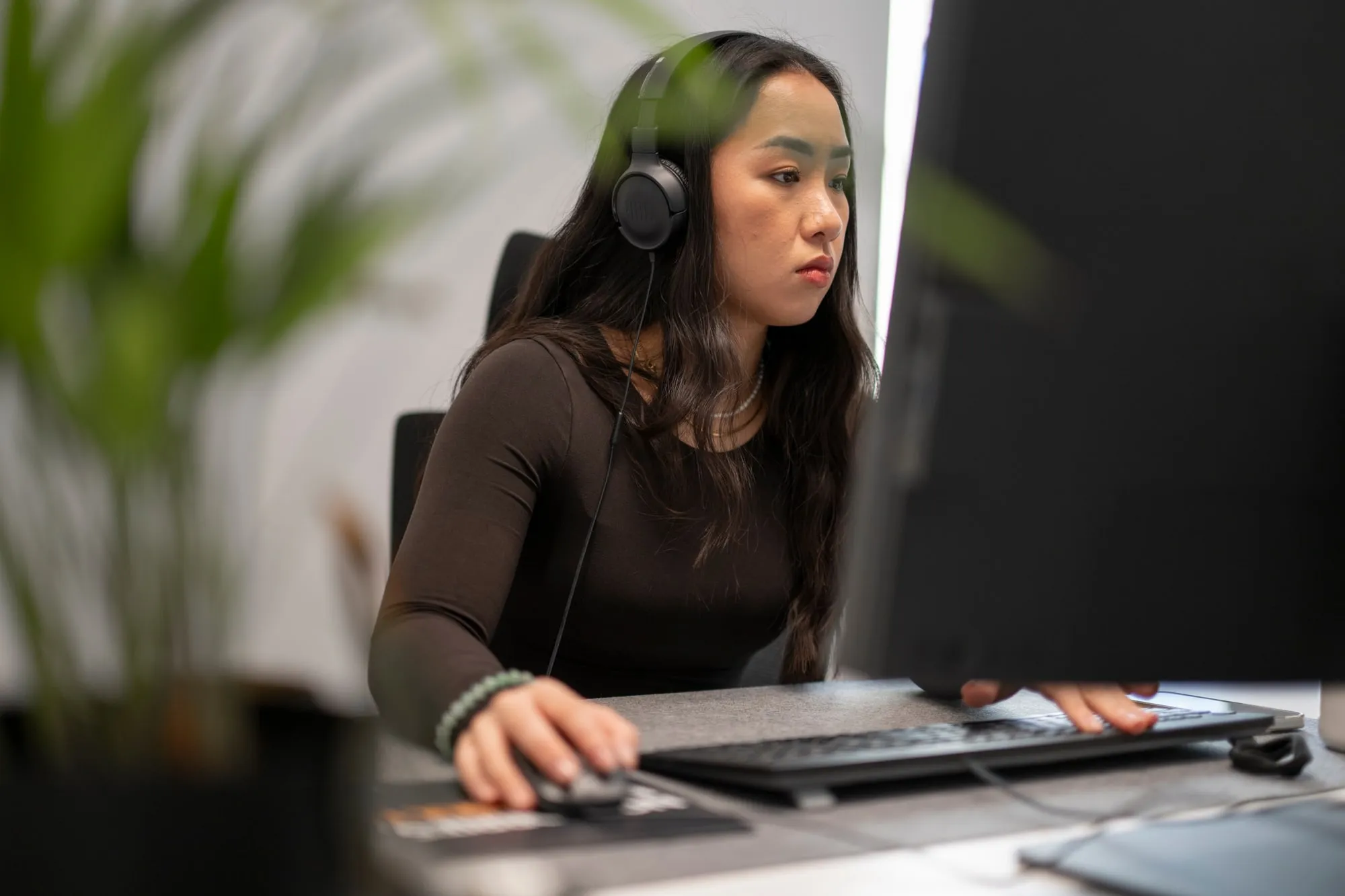 Lina S. am Schnittplatz im Büro
