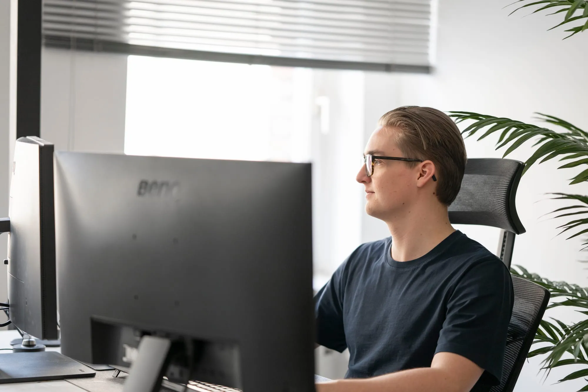 Mike H. am Bildschirm im Büro