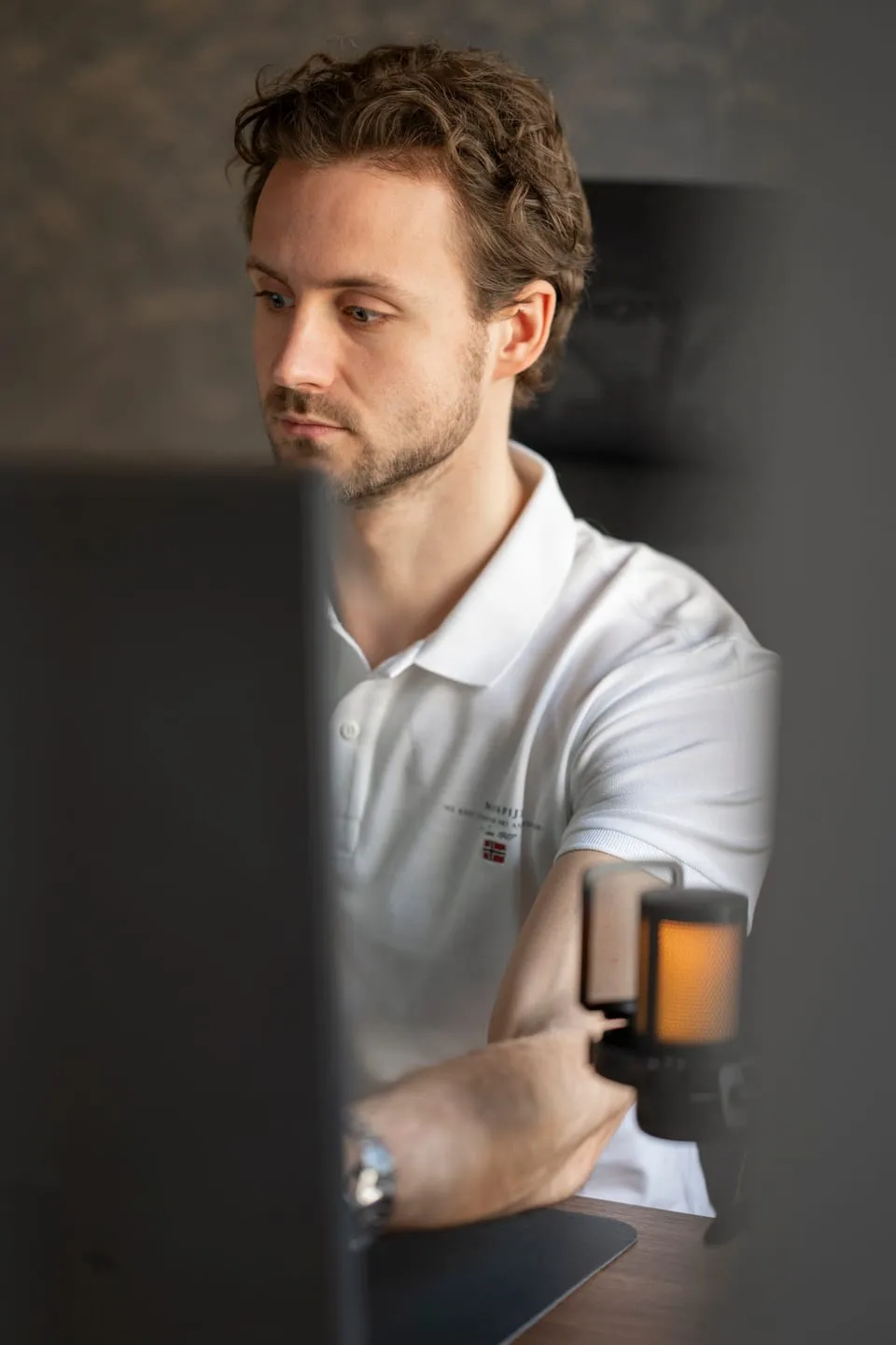 Tim konzentriert am Bildschirm