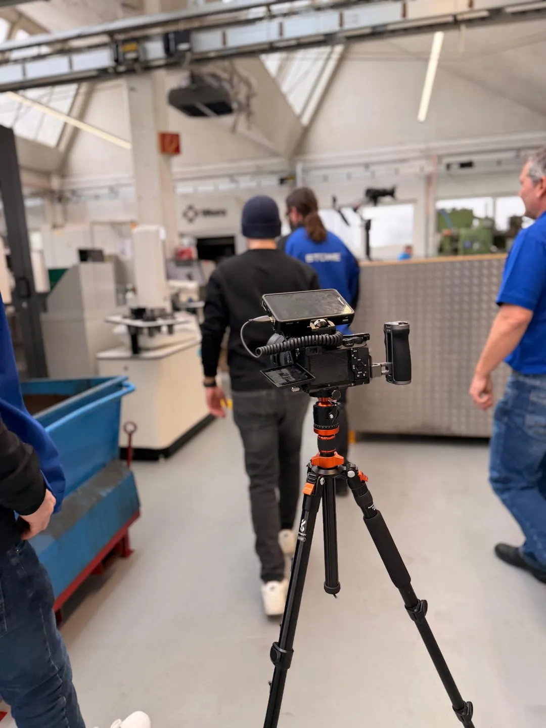 Videodreh mit Kamera auf Stativ in der Werkhalle von Stüwe in der Schweiz